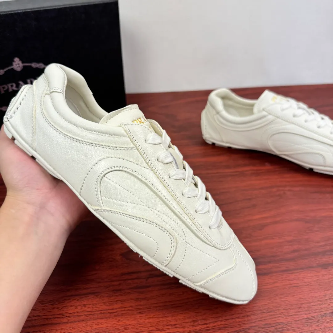 Batch 780 Prada/Prada Montecarlo Re-Edition 2005 Nappa sheepskin/nubuck leather sneakers, men's men's men's shoes for easy shipping! Featuring an antique finish, these sneakers combine style and comfort in a sophisticated and innovative design. The silhouette inspired by driving shoes is soft and flexible, and the deconstructed sole gives it a lightweight look and smooth aesthetic. Prominent top stitching enhances the sporty soul of this hybrid sneaker. It is paired with a lightweight and flexible rubber sole, a visible convex sole pattern embellishment, and a wrapped insole. The whole package! Size: 39-40-41-42-43-44 Leather shoe size Item number: 4E1165 Sheepskin white